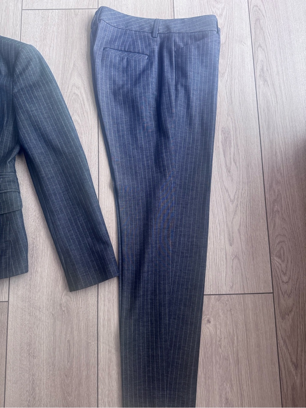 Express Women’s Gray Pinstripe Suit Blazer & Pants - Picture 3 of 7